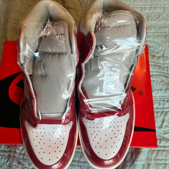 Women’s Air Jordan 1 Retro High OG Sneaker. Red. Sizes: 5.5x2 left. NWT. - Picture 6 of 12